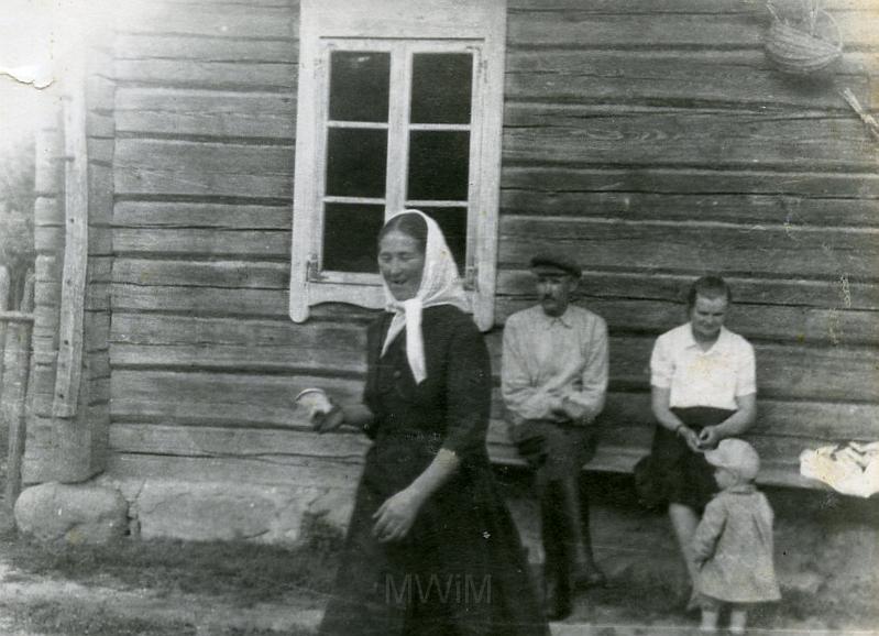 KKE 2408.jpg - Fot. Przed domem. Siostra - Adeli Bujko (z domu Sliżewska), Białoruś - jezioro Narocz, 1958 r.